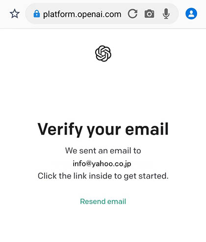 スクリーンショット：スマホ編(ブラウザ版)_ChatGPTの始め方と使い方_「Verify your email」と表示された画面に移動します
