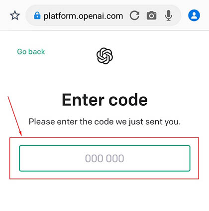 スクリーンショット：スマホ編(ブラウザ版)_ChatGPTの始め方と使い方_「Enter code」と表示された画面に移動する。SMSに届いた6桁のパスコードを入力する