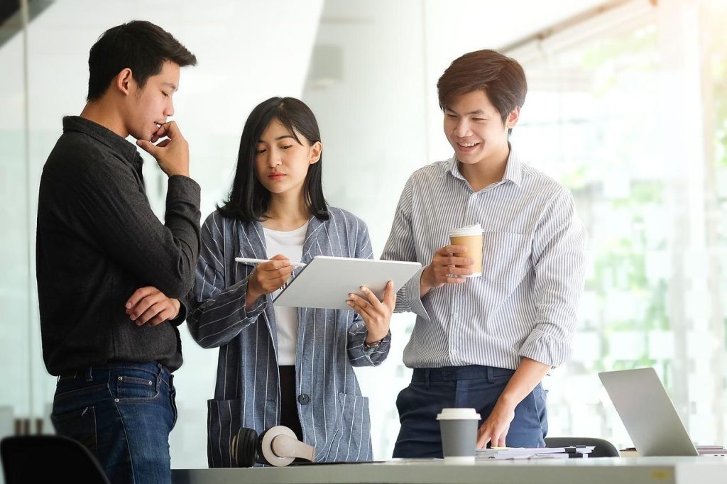 画像：デスクの周りで話し合う男女