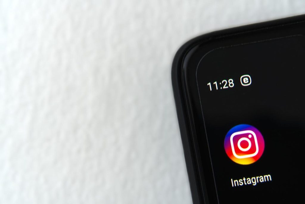 画像：スマホに表示されたインスタグラムのアプリ
