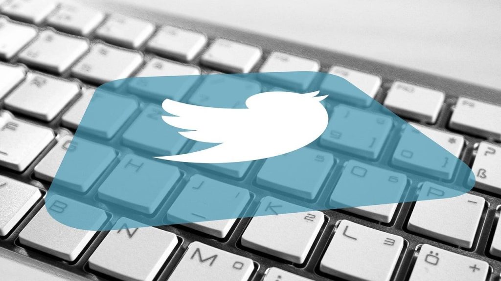 画像：Twitterとキーボード