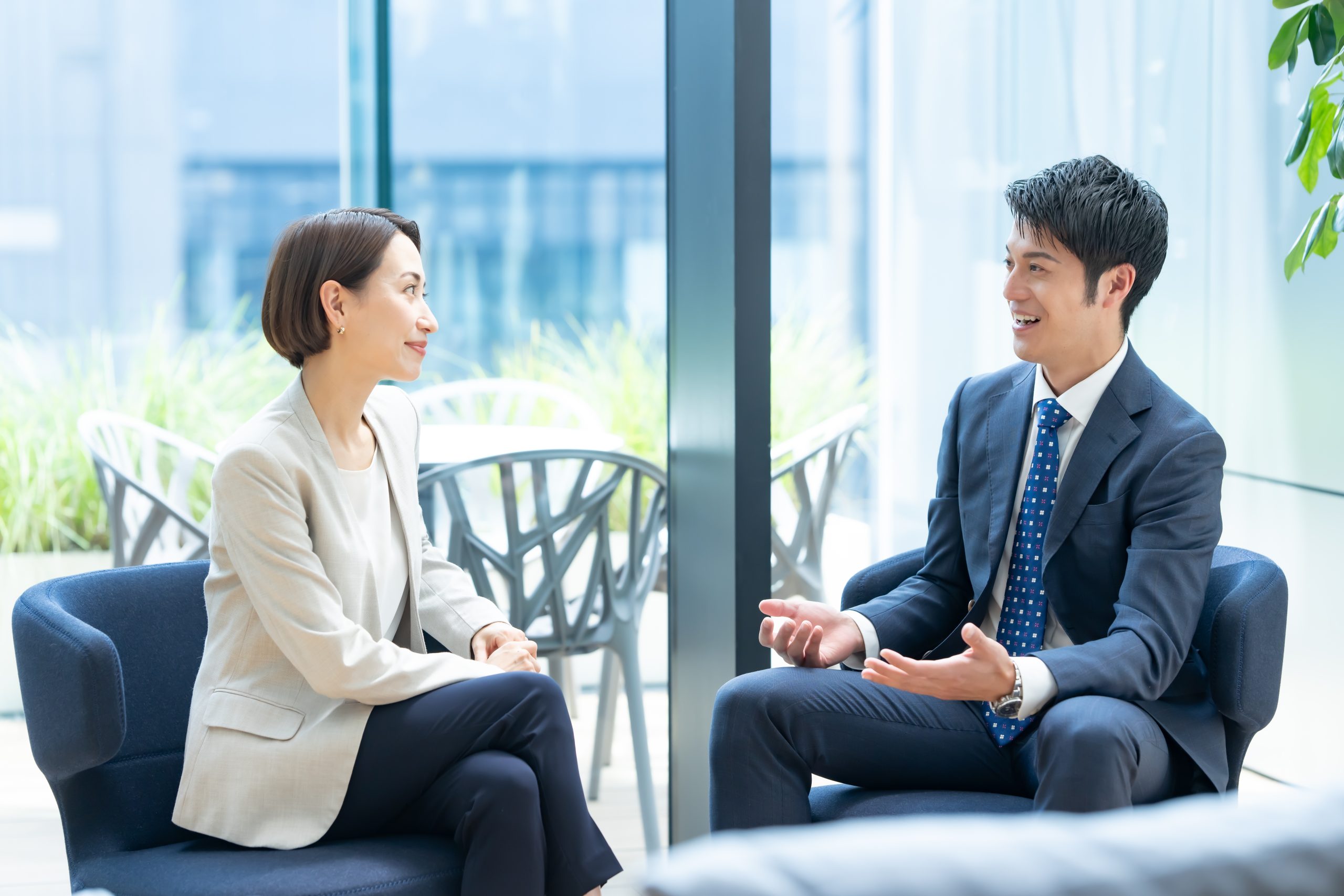 対談中のビジネスパーソン2人