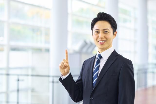 画像：説明するビジネスマン