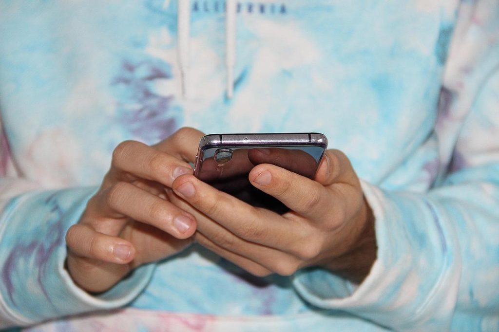 画像：スマートフォンを見る人