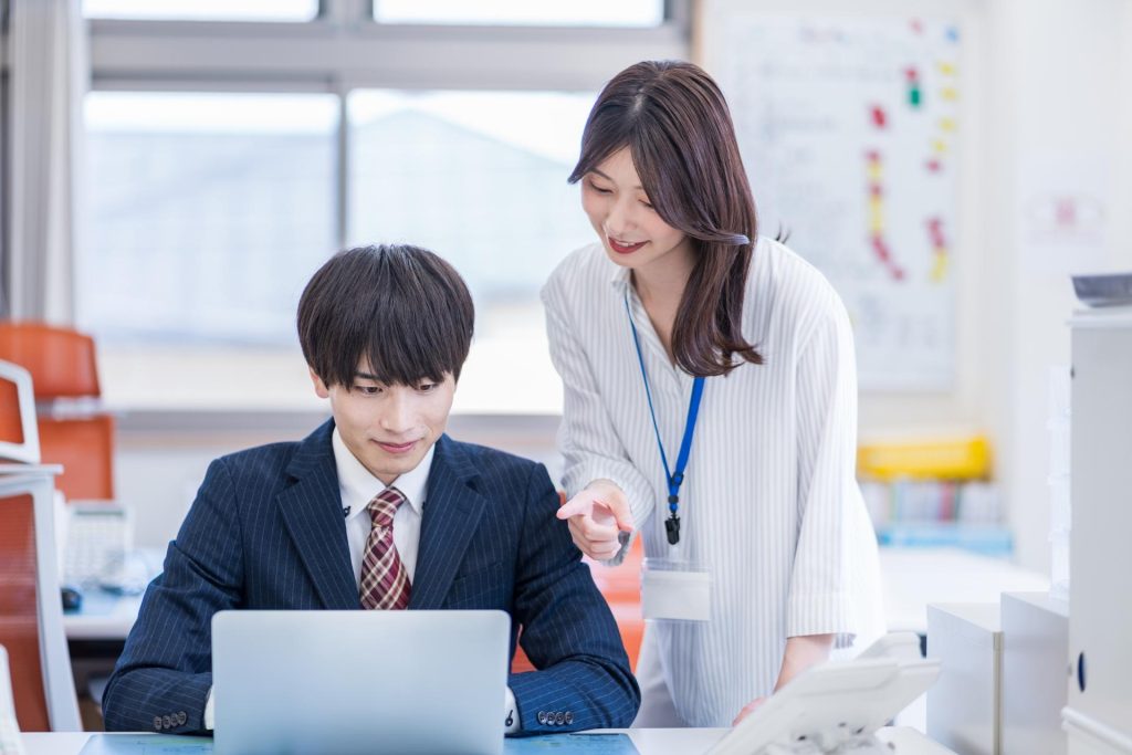 画像：メール作成している会社員