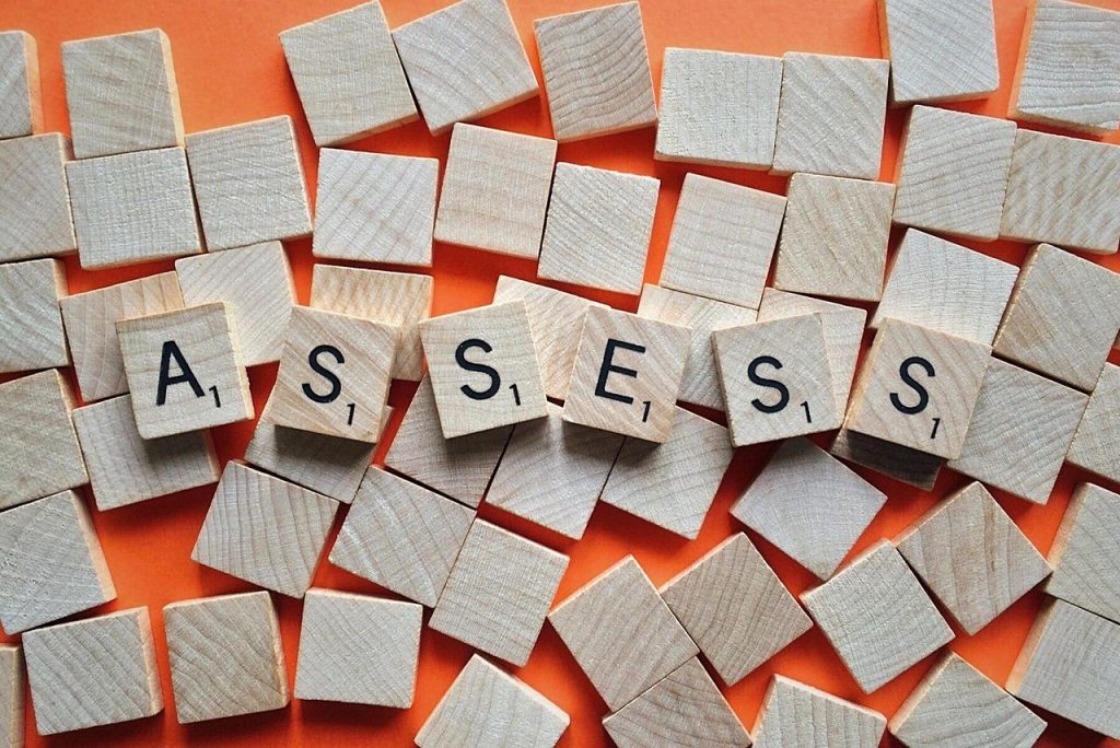 画像：「ASSESS」と書かれた木製ブロック