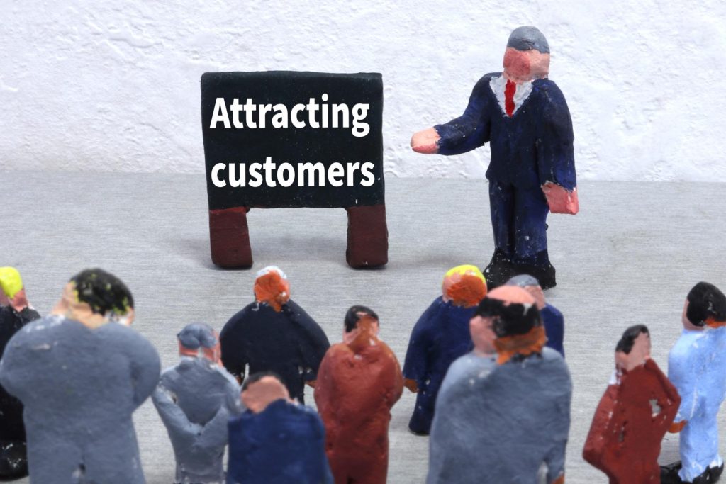 画像：attracting customersの看板と人形