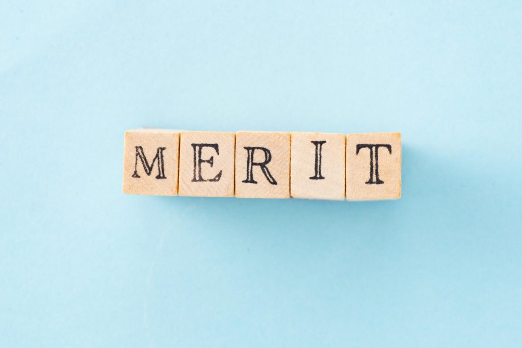 画像：MERITと書かれたキューブ5つ