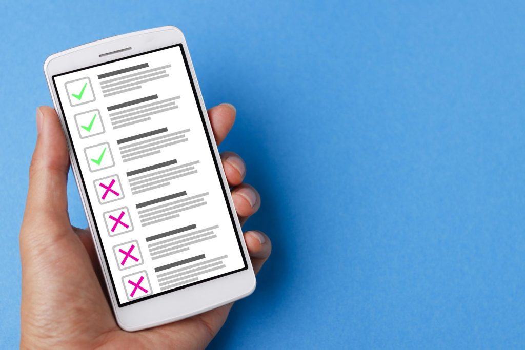画像：スマホに表示された○×のチェック項目