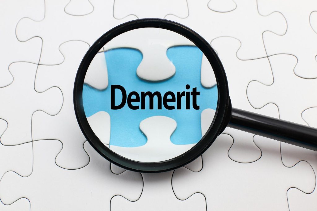 画像：Demeritの文字とルーペ