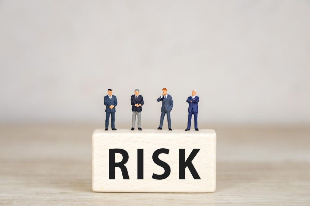 画像:RISKと書かれたキューブと人形